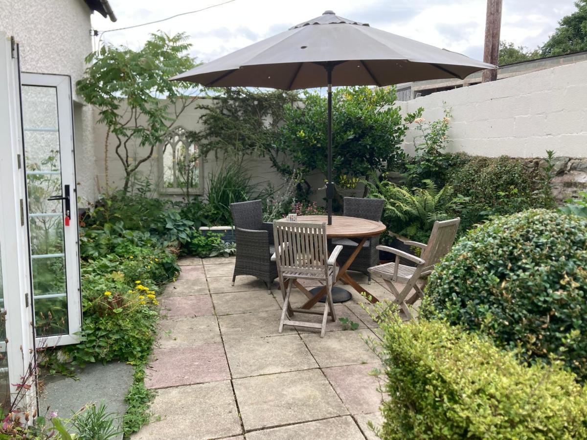 Bryntirion Farmhouse Apartment With Hot Tub Llanfair Caereinion 外观 照片
