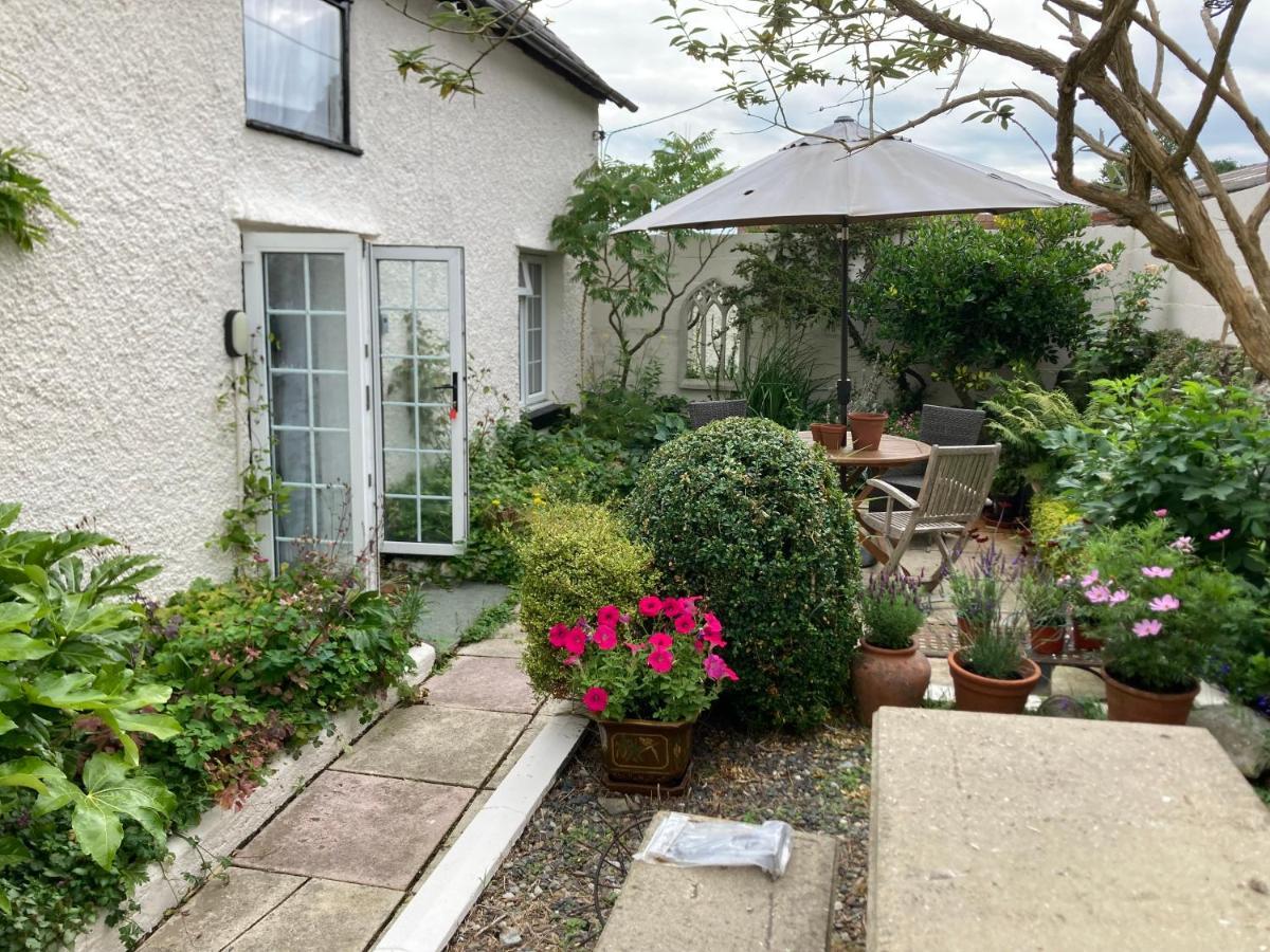 Bryntirion Farmhouse Apartment With Hot Tub Llanfair Caereinion 外观 照片