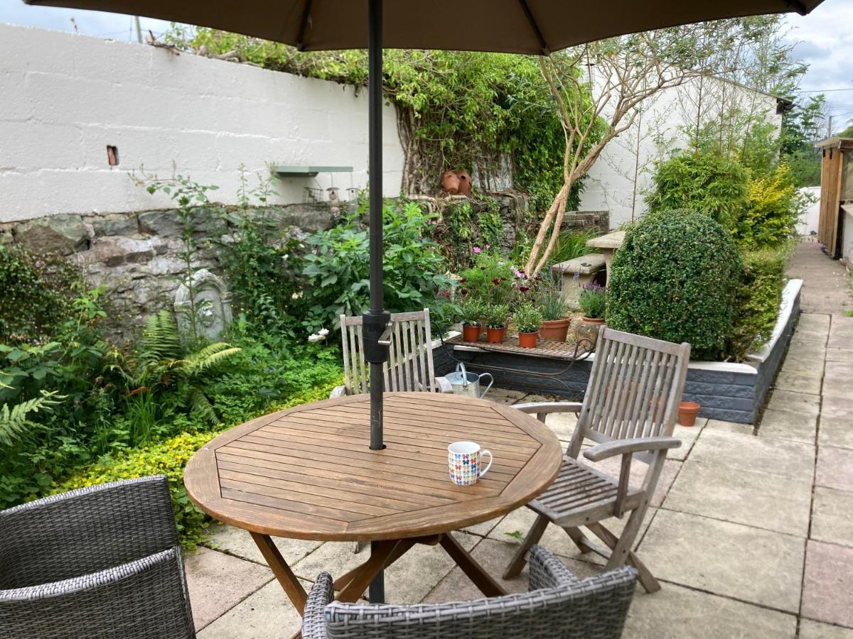 Bryntirion Farmhouse Apartment With Hot Tub Llanfair Caereinion 外观 照片