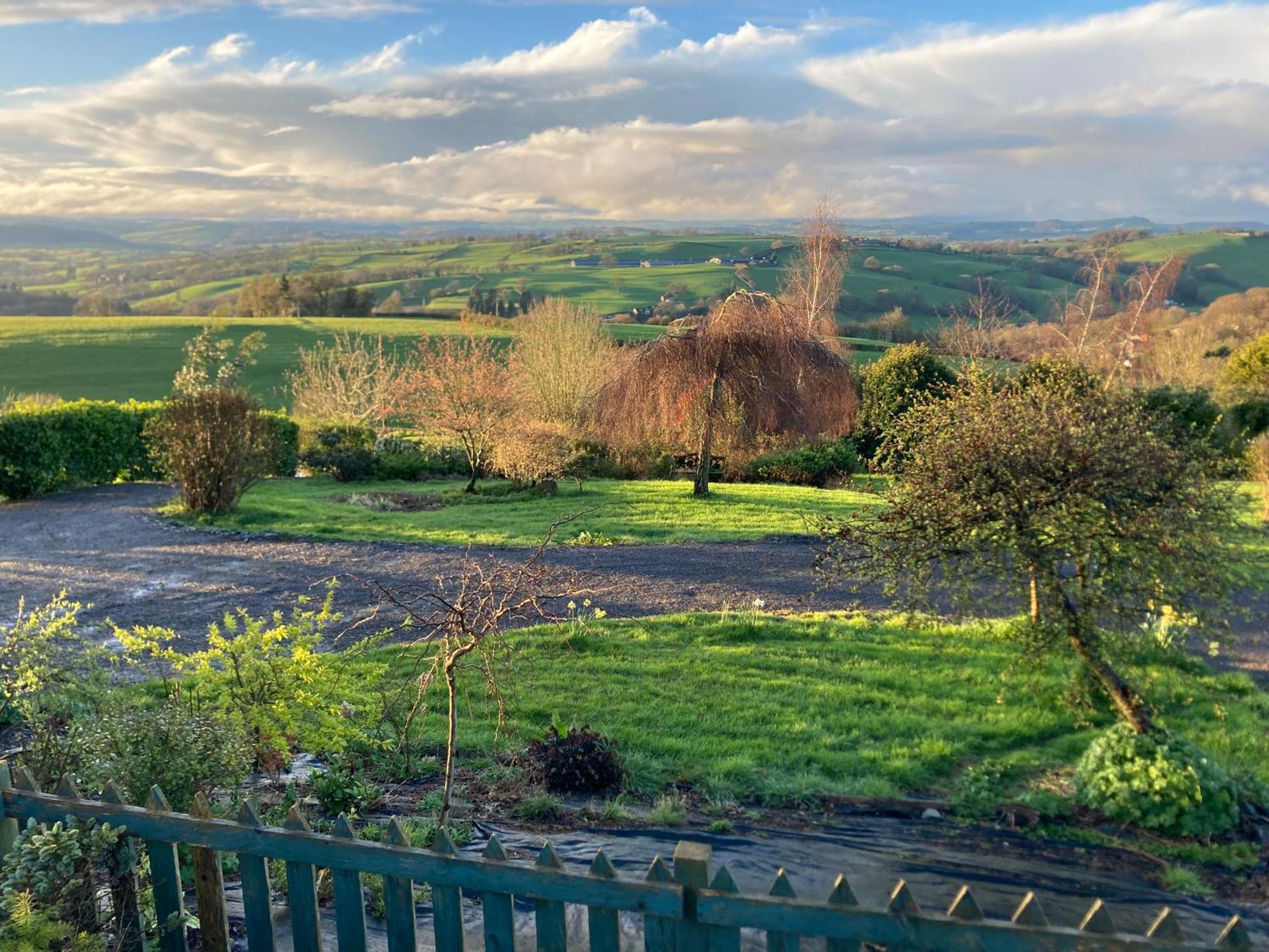 Bryntirion Farmhouse Apartment With Hot Tub Llanfair Caereinion 外观 照片