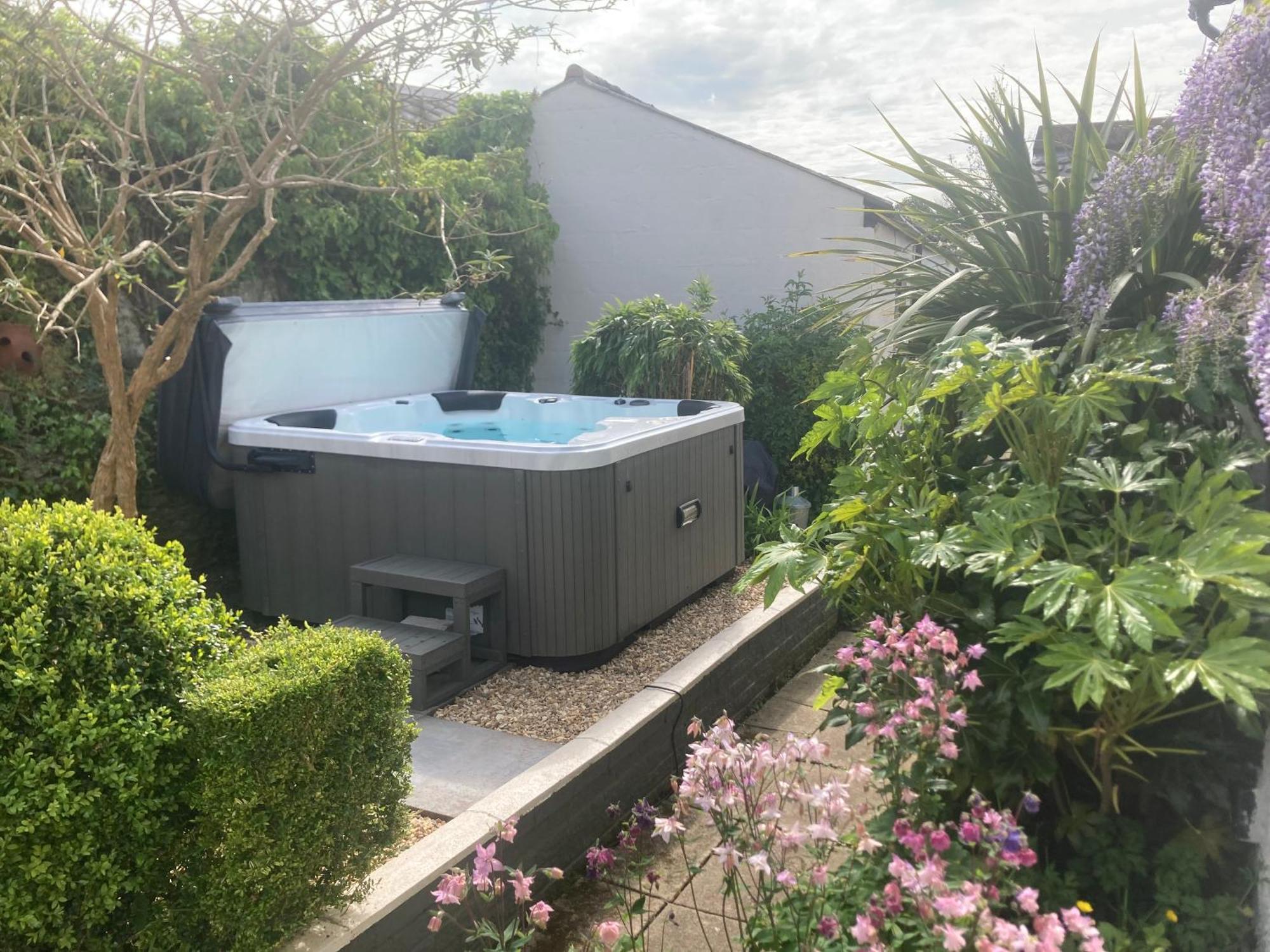 Bryntirion Farmhouse Apartment With Hot Tub Llanfair Caereinion 外观 照片