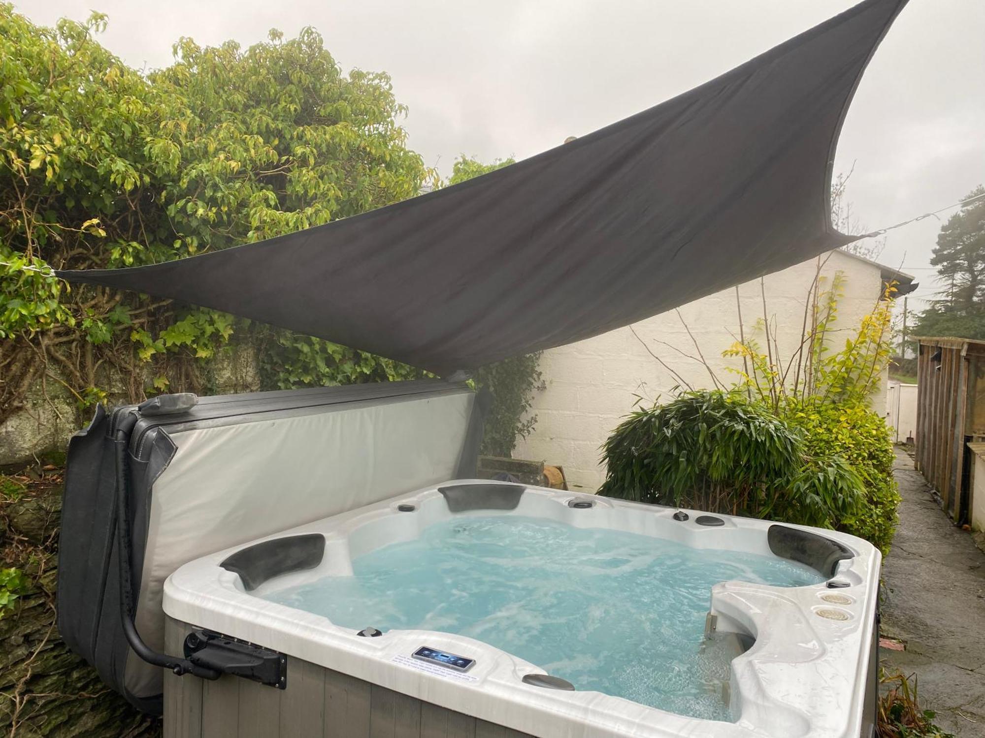Bryntirion Farmhouse Apartment With Hot Tub Llanfair Caereinion 外观 照片